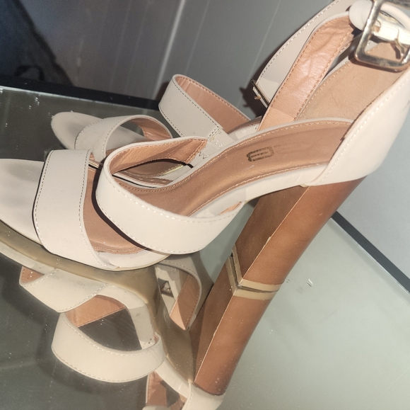 Shoe - Picture 3 of 4